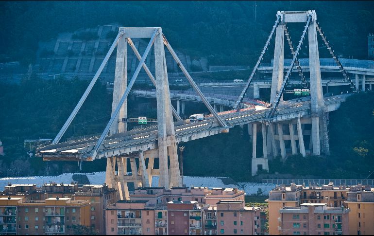 Expertos en ingeniería destacan que la corrosión y el clima podrían haber tenido que ver en el colapso del puente de 51 años. AP / L. Zennaro