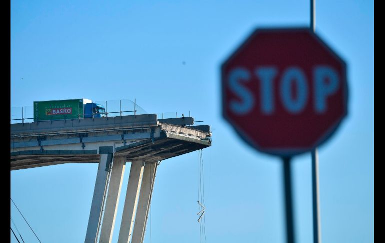 Un camión se ve sobre un tramo en pie del puente que ayer colapsó en Génova, Italia. AP/ANSA/L. Zennaro