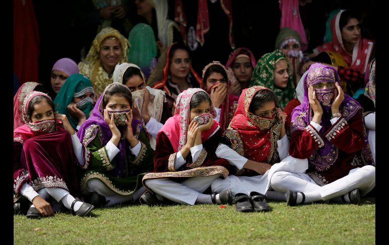 Estudiantes cachemiras cubren sus rostros para evitar ser identificadas mientras observan los festejos por el Día de la Independencia en Srinagar, India. AP/M. Khan