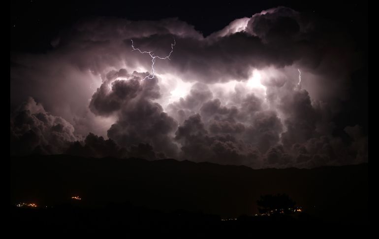 Un rayo captado durante una tormenta sobre el valle Taravo en  Petreto-Bicchisano, en la isla francesa de Córcega. AFP/P. Pochard-Casabianca