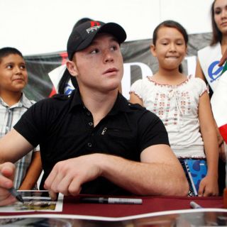 El "Canelo" pide a López Obrador ser un buen presidente