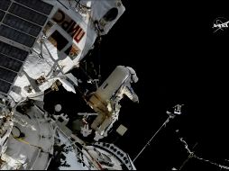  A primera vista, en la instantánea tomada por Hubble en 2005, la galaxia compacta parece tirar del brazo, sin embargo, NGC 5195 pasa detrás de Remolino. AP/ ESPECIAL