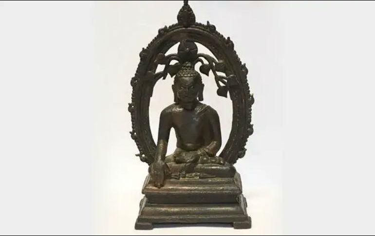 La policía reportó que el último dueño y el comerciante que ofrecía la pieza no estaban al tanto de la historia detrás de la escultura de Siddharta Gautama. TWITTER/ @ChiragVasani15