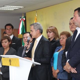 Asume Mancera liderazgo de senadores del PRD; no se afiliará