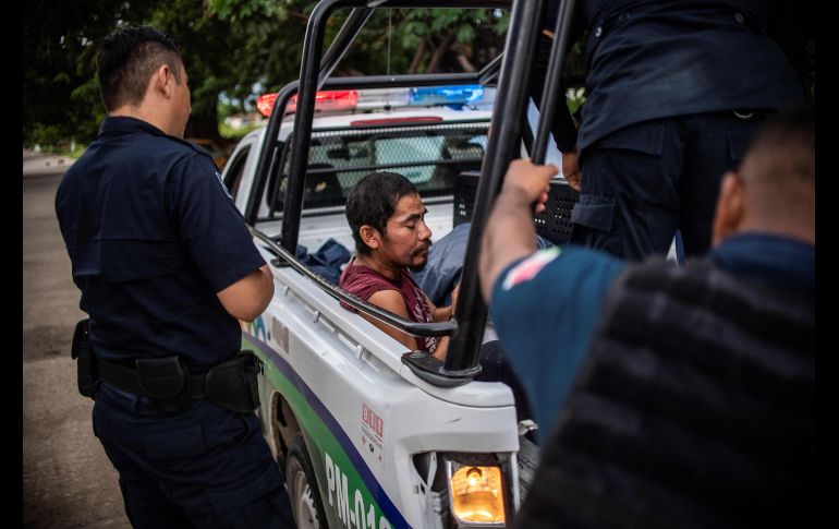 Policías arrestan a un centroamericano tras una pelea cerca de las vías en Arriaga, Chiapas. AFP/P. Pardo