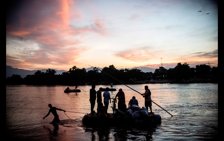Migrantes y habitantes cruzan el río Suchiate, en la frontera natural entre Guatemala y México, en Ciudad Hidalgo, Chiapas. AFP/P. Pardo