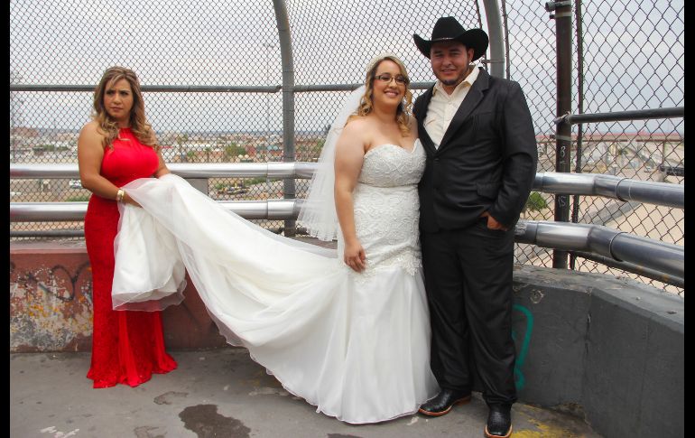 La estadounidense Denisse Luna, de 22, y el mexicano Raúl Varela, de 25, posan durante su boda en el Puente internacional Paso del Norte, sobre el Río Bravo entre Texas y Chihuahua.  AFP/H. Martínez