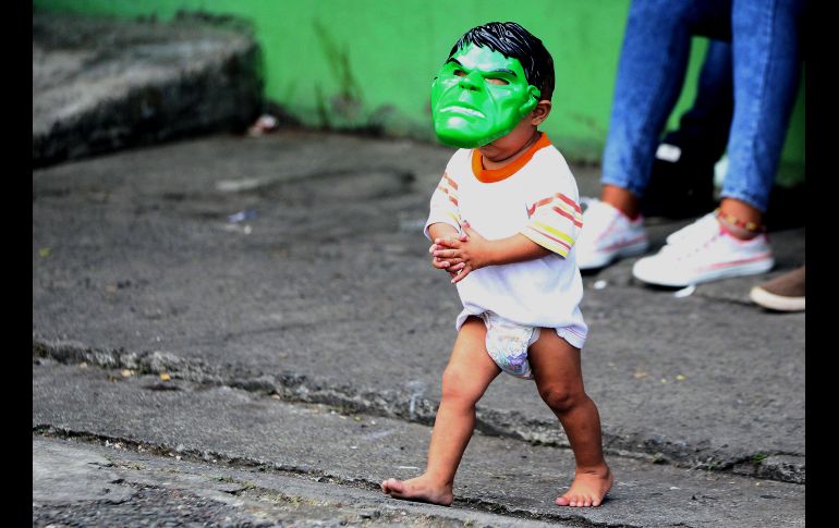 Un niño venezolano juega en un albergue temporal en Cali, Colombia. Los albergues que fueron dispuestos por la Arquidiócesis de Cali para darle refugio transitorio a ciudadanos venezolanos serán cerrados debido a deficiencias en sus instalaciones. EFE/E. Guzmán Jr