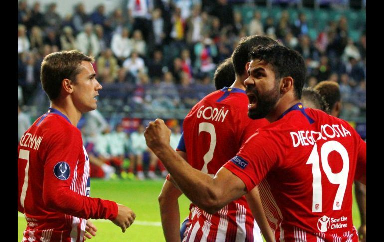 Diego Costa (d), del Atlético Madrid, celebra un gol durante la final de la Supercopa UEFA entre Real Madrid y Atlético Madrid en el estadio Lillekula en Tallin, Estonia. EFE/T. Kalnins