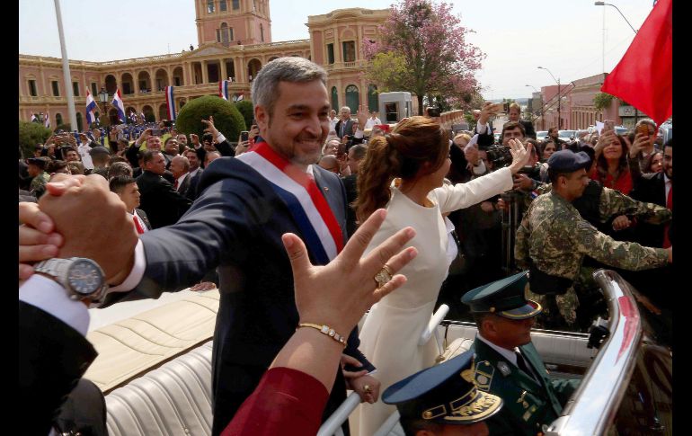 El presidente de Paraguay, Mario Abdo Benítez (i), junto a su esposa Silvana Lopez (d), saludan desde el coche oficial tras la posesión como nuevo presidente en Asunción. EFE/A. Cristaldo