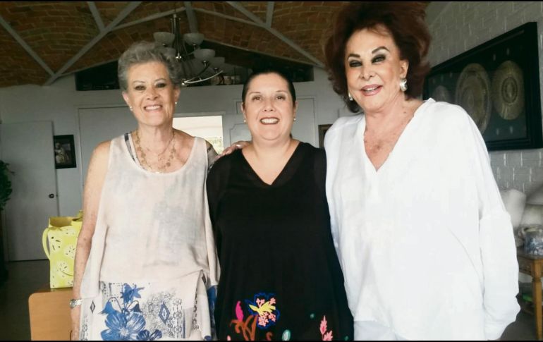 Gladys y Melín Fajardo con Gladys Vigueras que reside en Inglaterra y vacaciona en la casa ribereña de sus papás. ESPECIAL