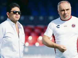 Peleados. Fidel Kuri (izq.) tachó de “mandilón” a Memo Vázquez (der.) y afirmó que no tiene adeudo alguno con el ex director técnico de los Tiburones Rojos. TWITTER/@clubtiburones