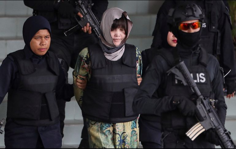 La ciudadana vietnamita Doan Thi Huong (c), detenida en conexión con el asesinato de Kim Jong-Nam, es escoltada por la policía a las puertas del Tribunal Superior de Shah Alam en Indonesia. EFE/F. Ismail