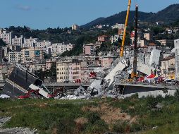Los trabajos de búsqueda se concentran bajo los bloques de cemento del pilar que se desplomó a la orilla izquierda del río Polcevera. AP/A. Calanni