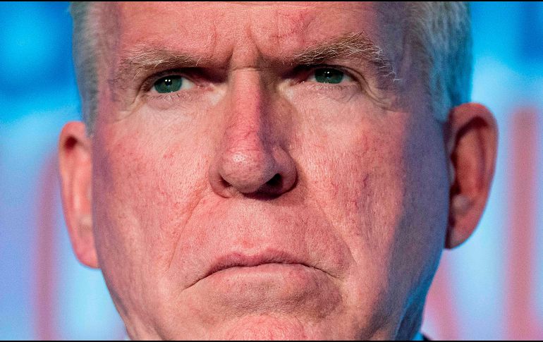 Brennan sostiene que la campaña de Trump se coludió con los rusos para influir en las elecciones y que el presidente le revocó su acreditación de seguridad para 