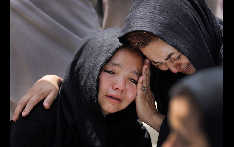 Mujeres llora durante el funeral de un familiar en Kabul, Afganistán, tras el ataque perpetrado el día anterior en un centro educativo. El Gobierno afgano rebajó de 48 a 34 el número de muertos en el atentado suicida perpetrado ayer en un centro educativo en la capital afgana. EFE/J. Jalali
