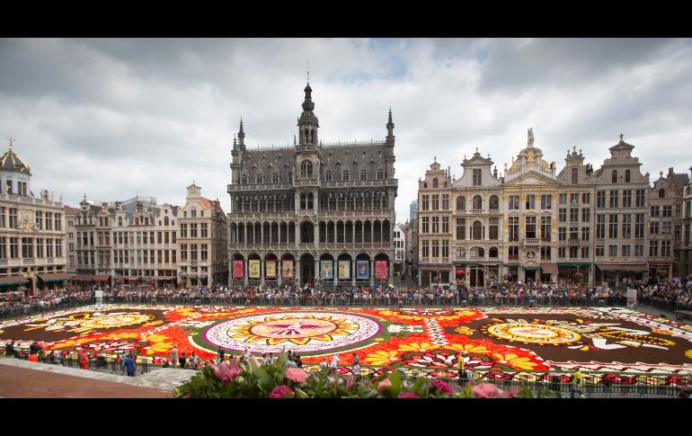 Una alfombra de flores con cerca de 500 mil dalias y begonias se muestra en la Grand Place en Bruselas, Bélgica. La capital inaugura hoy su tradicional tapiz floral gigante, un evento bianual que contará con el estado de Guanajuato como protagonista. AP/V. Mayo