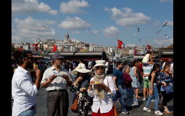 Turistas caminan por el Cuerno de Oro en Estambul, Turquía. AP/L. Pitarakis