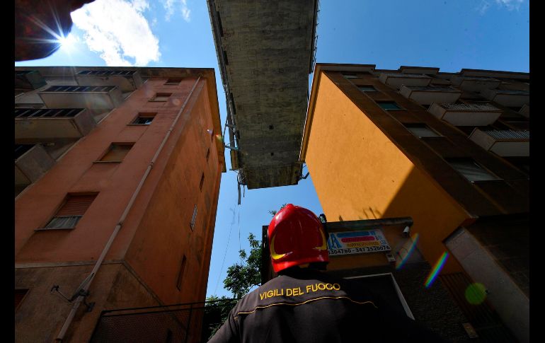 Un bombero mira el puente Morandi parcialmente colapsado en Génova, Italia. El derrumbe del martes ha dejado al menos 39 muertos. AP/ANSA/L. Zennaro