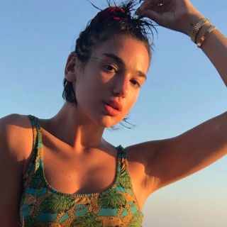 Dua Lipa presume su figura en bikini