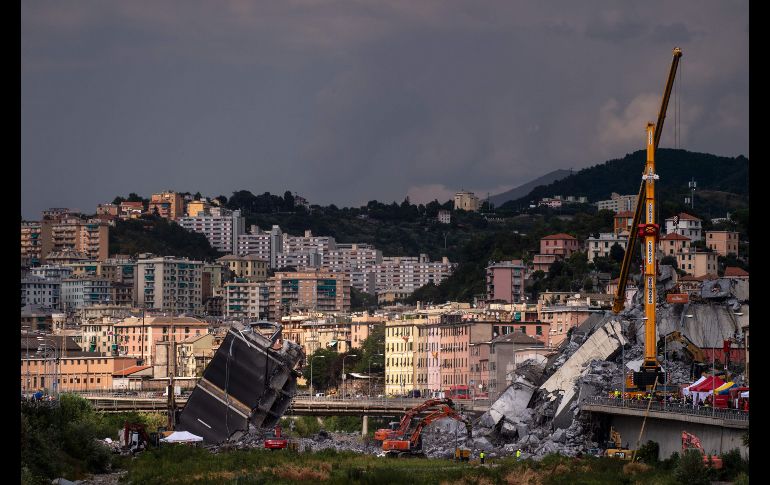 Rescatistas trabajan hoy entre los escombros después de que el .artes se derrumbase una parte del viaducto, lo cual provocó la muerte de al menos 38 personas.
