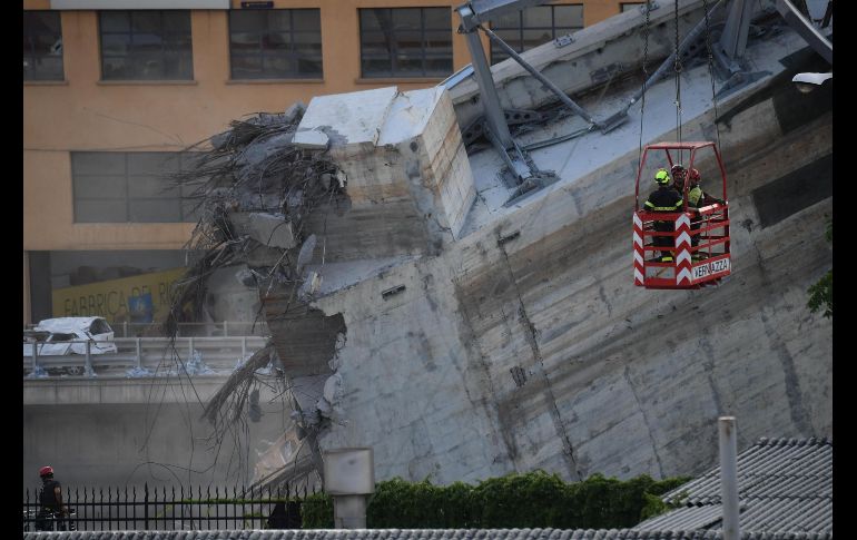 Trabajadores remueven escombros. 