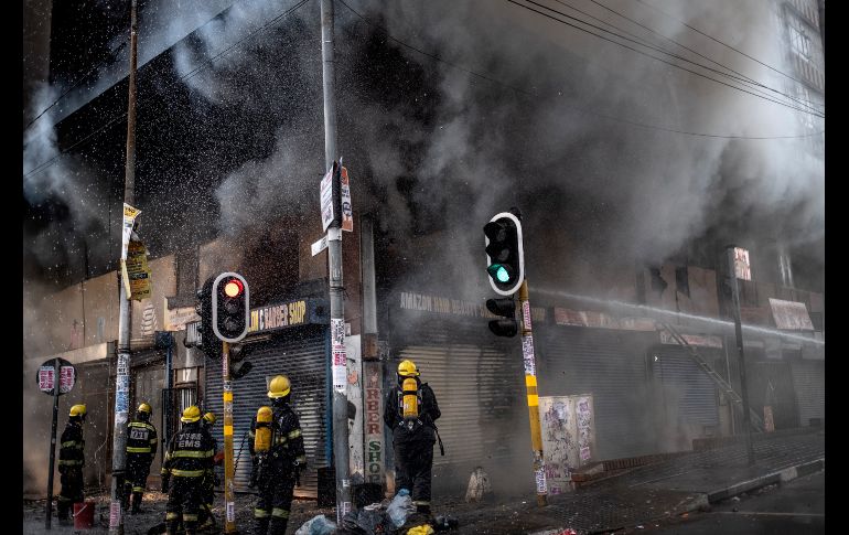 Bomberos combaten un incendio en un edificio en Johannesburgo, Sudáfrica. AFP/M. Longari