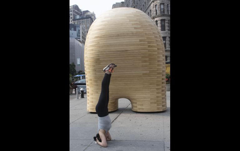 Una persona hace ejercicio frente a la escultura 