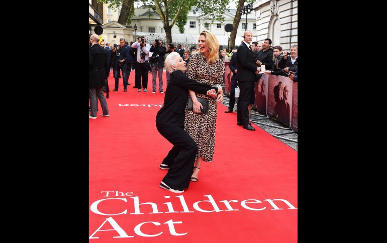 La actriz británica Emma Thompson (i) bromea con la actriz británica-estadounidense Hayley Atwell (d) durante el estreno de 'The Children Act' en Londres, Inglaterra. EFE/A. Rain