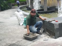 Algunos trabajadores cambiaban las losetas de las jardineras y la fuente dañadas por los disparos. EL INFORMADOR