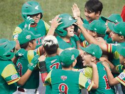 Festejo. Jugadores del equipo mexicano celebran tras conseguir su primer triunfo del torneo. AP