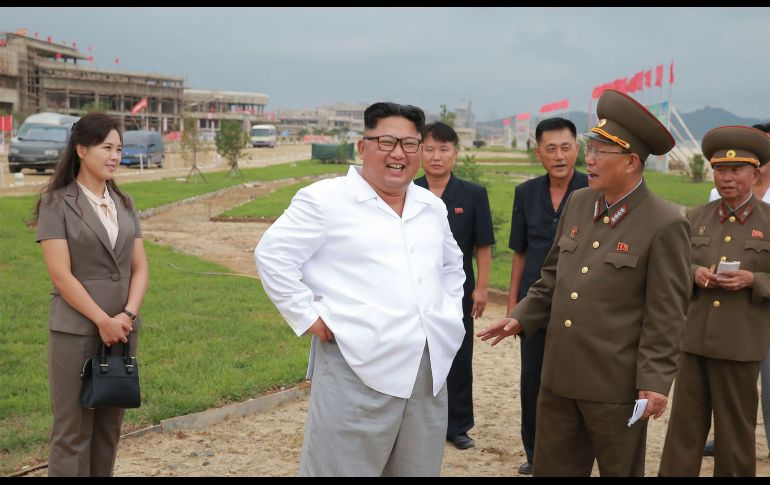Fotografía cedida por medios norcoreanos que muestra a Kim Jong-un durante su visita a  la zona de Wonsan-Kalma. AFP/KCNA
