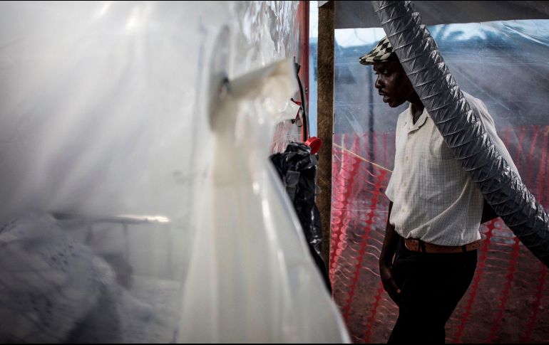 Un hombre se prepara para visitar a un familiar con ébola en un centro de salud de Ituri. AFP/J. Wessels