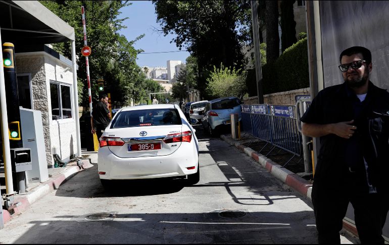 Un elemento de seguridad vigila mientras los interrogadores de la policía llegan a la residencia de Netanyahu en Jerusalén. AP/T. Abayov