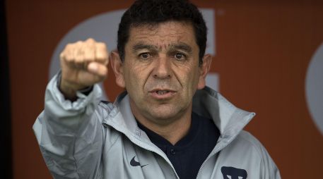 El técnico de Pumas lamenta que en el futbol mexicano existan los dobles contratos que muchas veces no benefician a los entrenadores. MEXSPORT / ARCHIVO