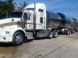 Elementos federales inspeccionan al interior y exterior del automotor abandonado. NTX / ARCHIVO