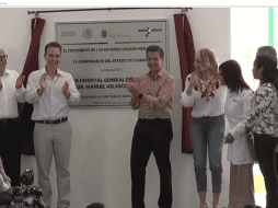 Acompañado de su esposa Angélica Rivera, el Presidente develó la placa inaugural del nuevo Hospital General de Tapachula. TWITTER / @PresidenciaMX