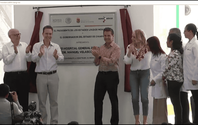 Acompañado de su esposa Angélica Rivera, el Presidente develó la placa inaugural del nuevo Hospital General de Tapachula. TWITTER / @PresidenciaMX