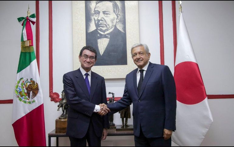 La imagen de Benito Juárez ya se había visto en el interior de la casa de transición. López Obrador con el ministro de Asuntos Exteriores de Japón, Taro Kono, el pasado 17 de agosto. TWITTER@lopezobrador_