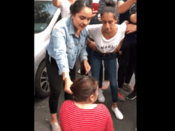 Durante esta pelea, decenas de jóvenes solo observan y otros toman imágenes de la riña. TWITTER / @SusanaZabaleta