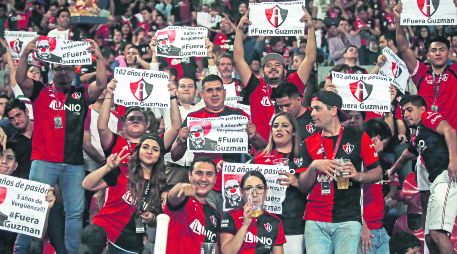 Molestia. Aficionados rojinegros protestaron mostrando pancartas y pidiendo la salida de Gustavo Guzmán, presidente del Atlas FC. EL INFORMADOR/F. Atilano