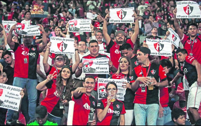Molestia. Aficionados rojinegros protestaron mostrando pancartas y pidiendo la salida de Gustavo Guzmán, presidente del Atlas FC. EL INFORMADOR/F. Atilano