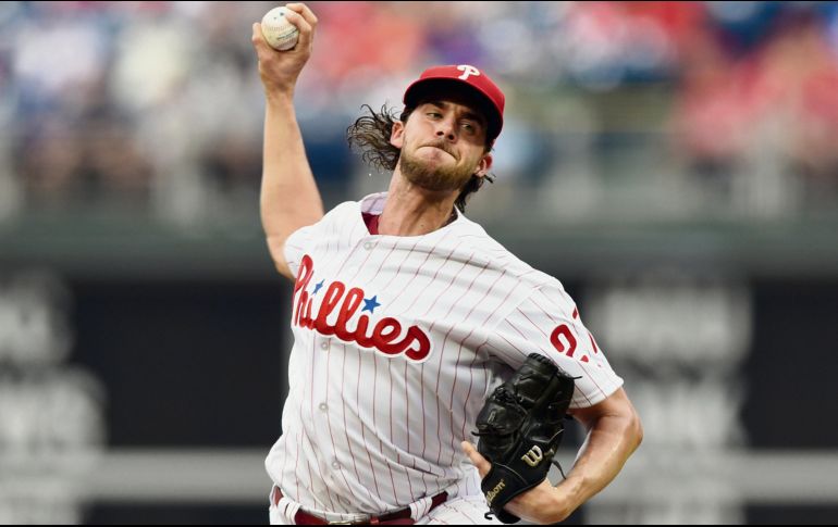 Luce en la lomita. Aaron Nola resultó determinante para el triunfo de su equipo. AP