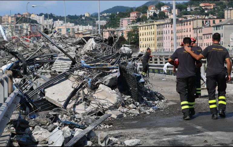 Operarios continúan con la retirada de escombros tras la caída del puente Morandi en Génova. EFE/L. Zennaro