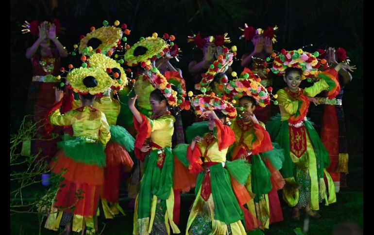 Espectáculos pirotécnicos y bailes tradicionales de las distintas etnias y zonas que habitan las más de 17 mil islas del país asiático completaron el evento. AFP/ J. Samad