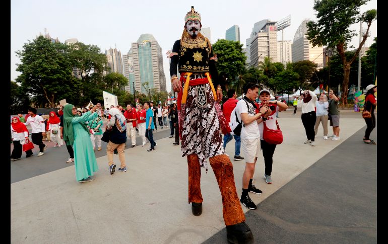 Espectáculos pirotécnicos y bailes tradicionales de las distintas etnias y zonas que habitan las más de 17 mil islas del país asiático completaron el evento. AP/ T. Syuflana