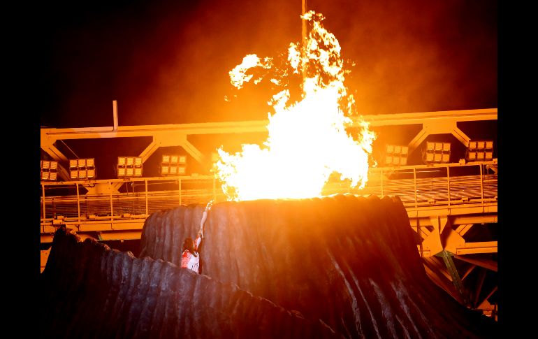 Espectáculos pirotécnicos y bailes tradicionales de las distintas etnias y zonas que habitan las más de 17 mil islas del país asiático completaron el evento. AP/ D. Alangakara