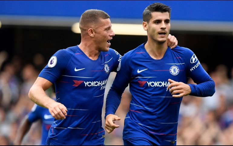 Morata (D) celebra tras anotar el segundo gol de los Blues. EFE/W. Oliver