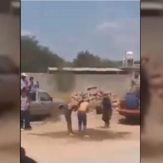 En novatada, bañan a estudiantes con lodo y estiércol en SLP