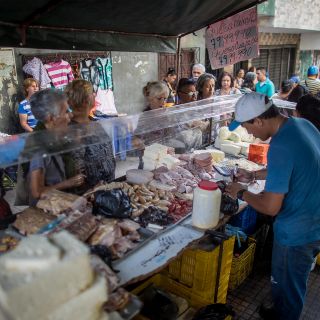 Oposición llama a protesta y paro tras medidas económicas de Maduro